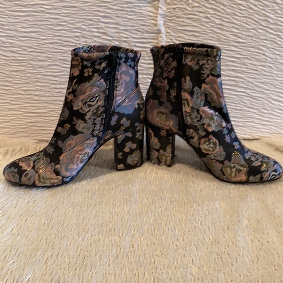 Steven Madden clutch with Kenneth Cole booties. - Picture 9 of 12